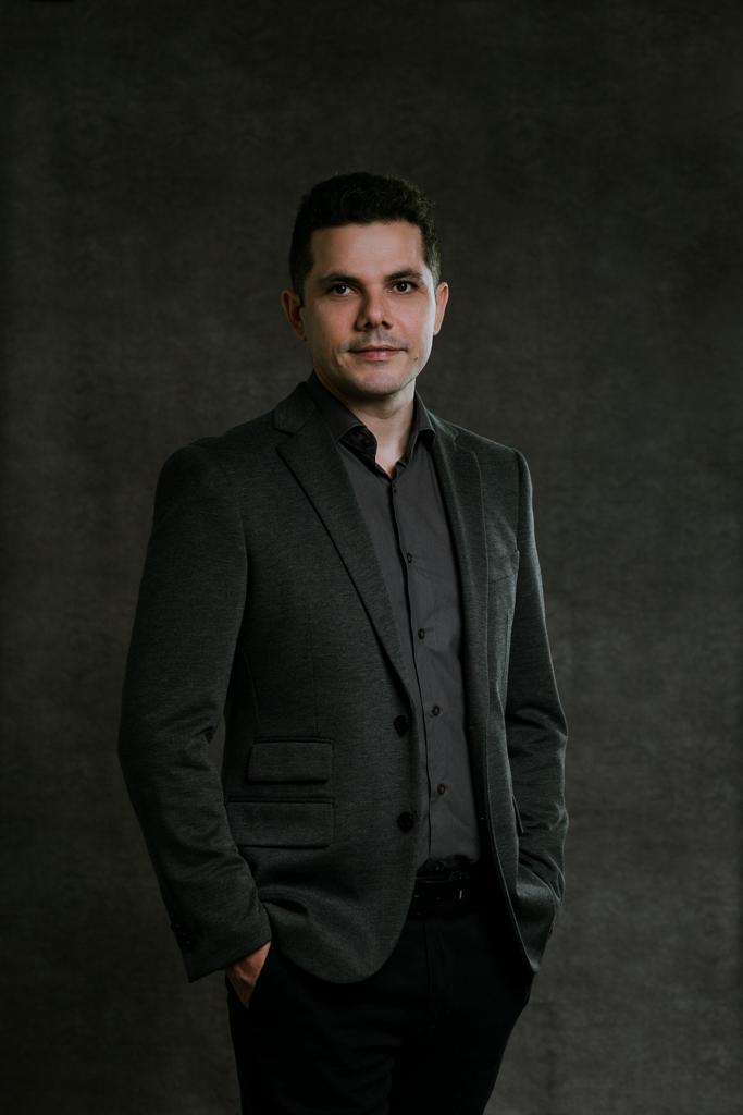 Dr. Adriano Oliveira